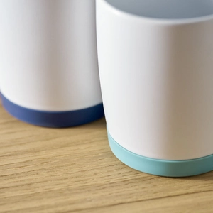Mug en céramique avec finition blanche mate et base en silicone personnalisable