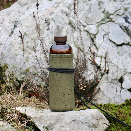 image du produit Bouteille en verre recyclé 600ml avec housse en liège - design retro